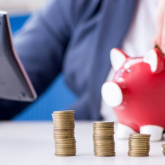 Пенсії в Україні: 2300 проти 100 тисяч гривень