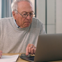 Пенсию могут приостановить: что нужно знать украинцам за границей