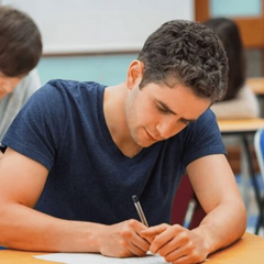 Група студентів з рюкзаками на залізничній станції