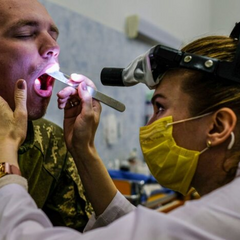 Выпускники с книгами проходят проверку