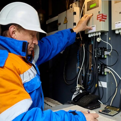 Місто з робітниками на фоні печей