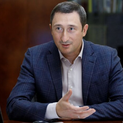 Задержанный мужчина в камере следственных