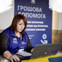 человек получает помощь наличными