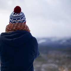 На зимовій дорозі з голубим небом