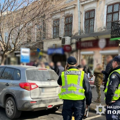 Раненый активист лежит на земле