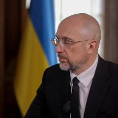 Ділові люди обговорюють економічний тиск