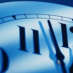 Зображення годинника на фоні літнього ландшафту