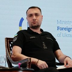 Російський військовий автомат на тлі флагу