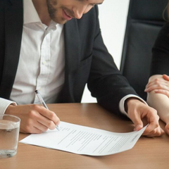 Щаслива жінка збирає купюри у кошику