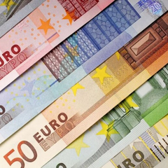 Пенсионерка с разочарованием смотрит на деньги