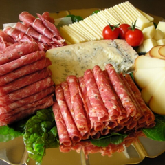 Зображення цін на бекон, сир та ковбасу в Ашан, Метро та Варус