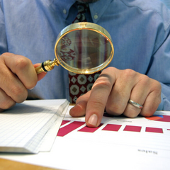 Податкова декларація з символом гривень на фоні