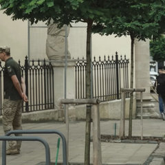 Мужчина готовится к мобилизации в ТЦК
