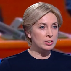 Люди в очереди в офисе ВЛК