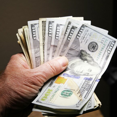 Осіннє листя та гривня