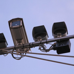 Розтровожений водій на дорозі зі знаком зупинки