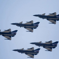 Китайський винищувач J-10 на фоні неба