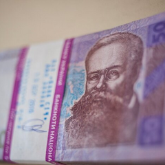 Зображення гроші на фоні Українського прапора