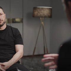 Зеленський під час промови із піднятим вверх вказівним пальцем