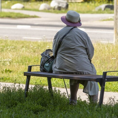Виплати вразливим українцям: список та терміни