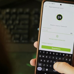 Смартфон з відкритою програмою Приват24