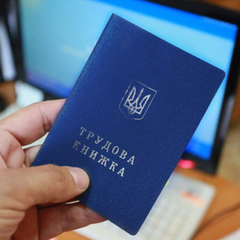 Женщина с грустью с деньгами в руках