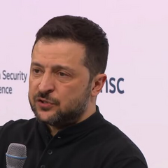 Зеленский выступает на пресс-конференции