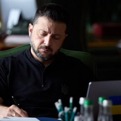 Зеленський розмовляє по телефону