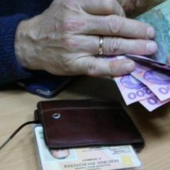 Зображення людей з пенсійними документами