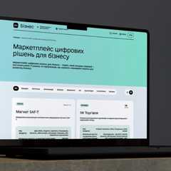 Логотип Минцифры на фоне компьютерных цифр