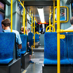 Пасажир чекає на зупинці громадського транспорту