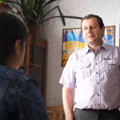 Учитель с документами на отсрочку