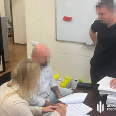 Посадовець на фоні військових ліжків