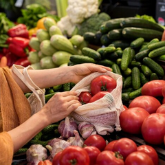Овочі на полицях супермаркету за гроші