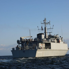 Тральщик с боевым дроном над морем