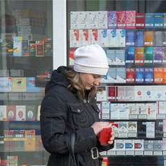 Пакет сигарет изображён на фоне гривен