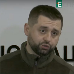 Ув'язнені у формі та зброєю