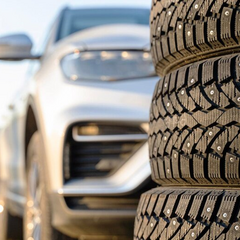 Автомобиль с летними шинами на дороге