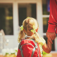 Дитина сумнівно дивиться на школу