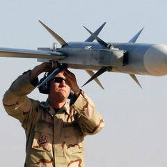 Логотип Пентагону на тлі ракети