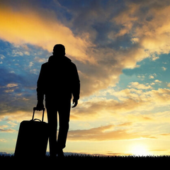 Молоді українці на фоні вокзалу