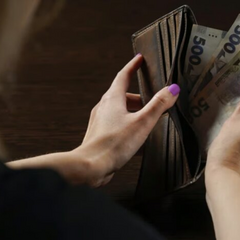 Пенсіонер з документами для отримання допомоги