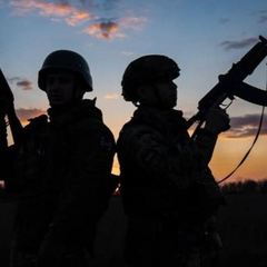 Військовозобов'язаний розглядає документи в ТЦК