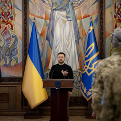На фото - Зеленський на прес-конференції