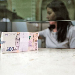 Люди в очікуванні підвищення пенсій