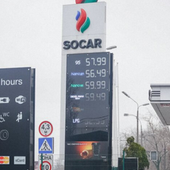 Лебідь, рак і щука на АЗС