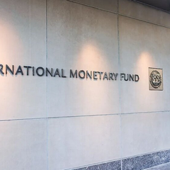 Логотип МВФ на тлі доларів