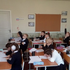 Вчителі в армійських беретах у школі