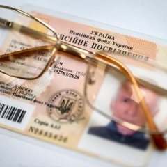 Украинские пенсионеры разговаривают по телефону