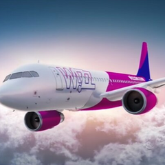 Самолет Wizz Air в воздухе